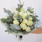 RAMO ROSAS BLANCAS Y EUCALIPTO 12 VARAS