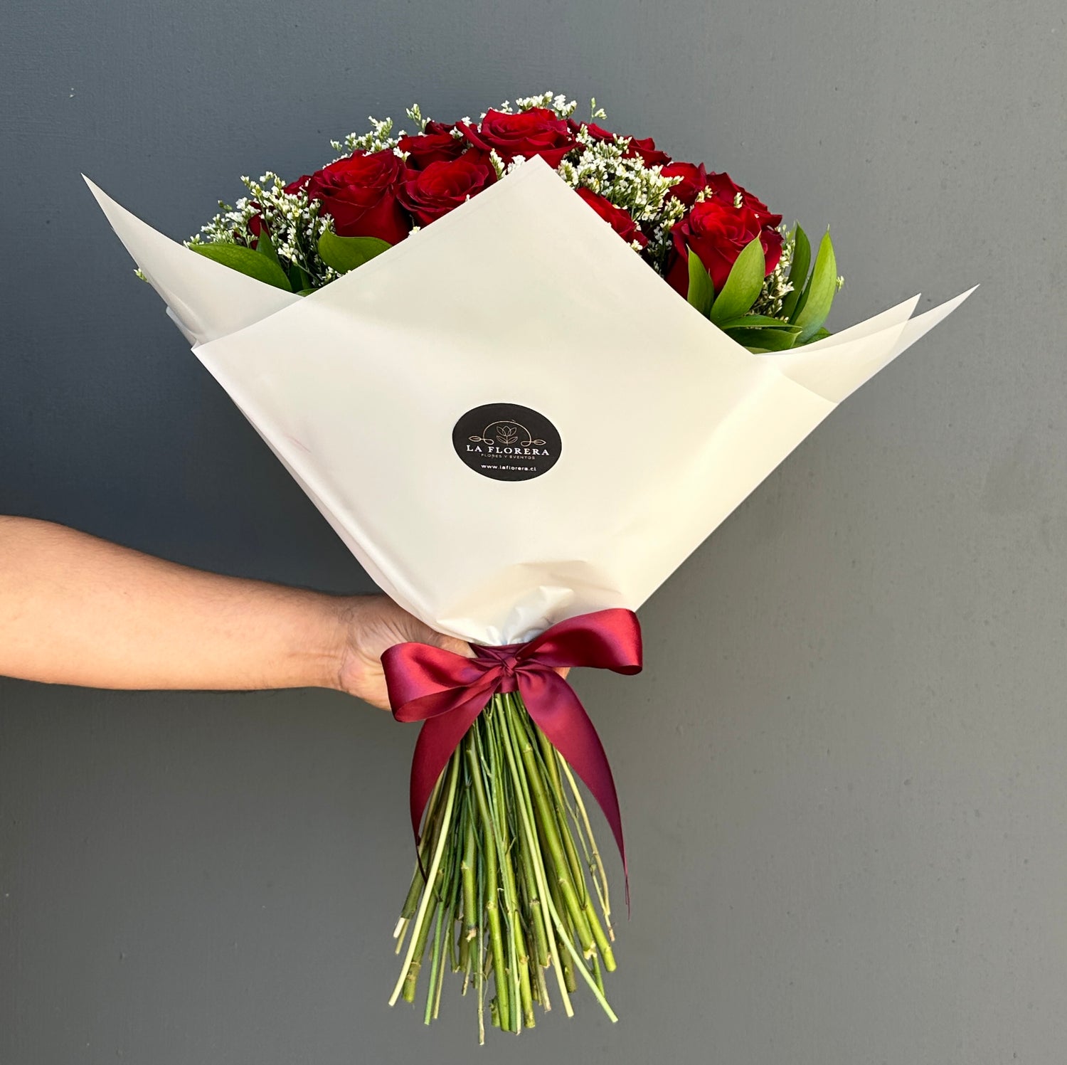 RAMO DE 24 ROSAS ROJAS Y LIMONIUM