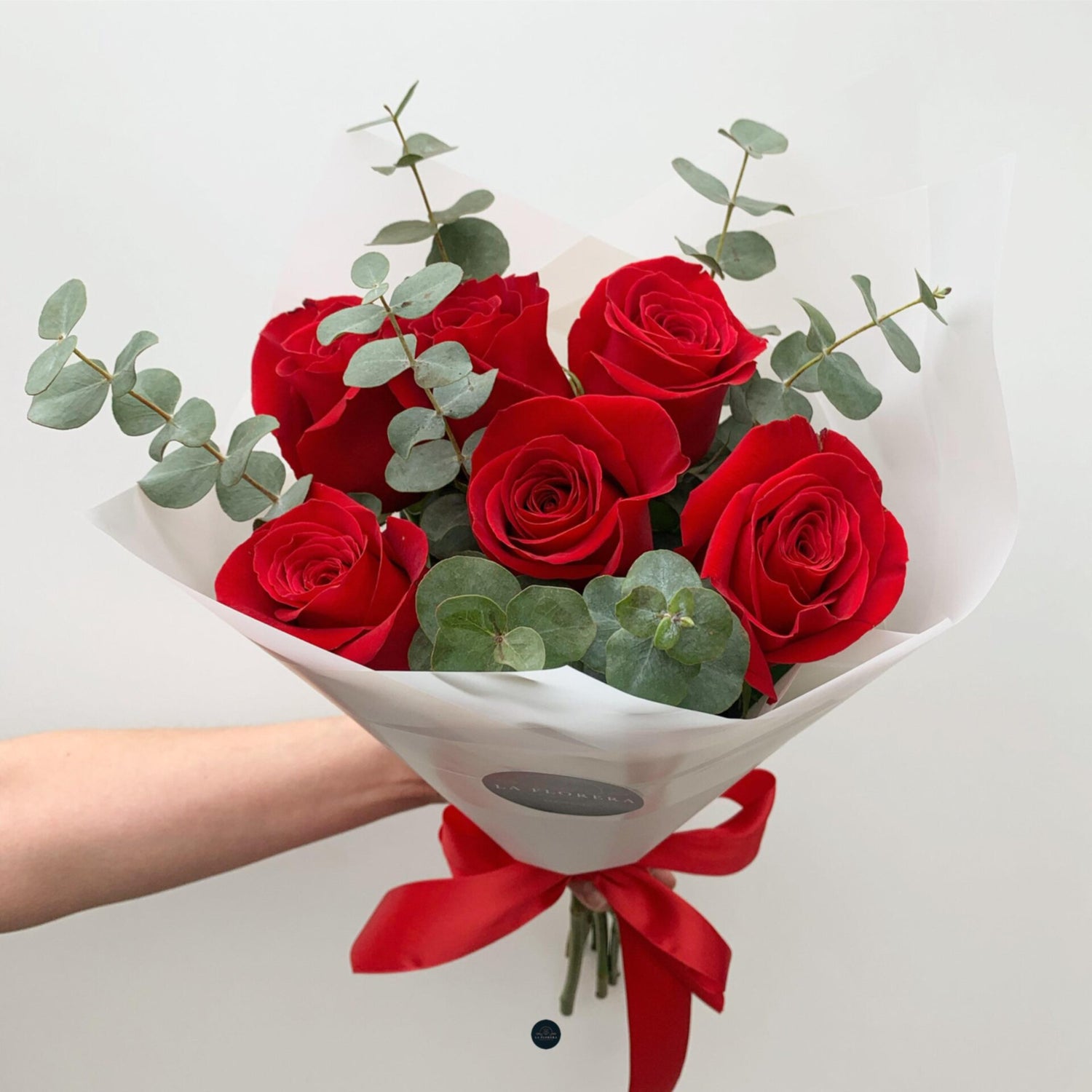 RAMO DE 6 ROSAS ROJAS Y EUCALIPTO