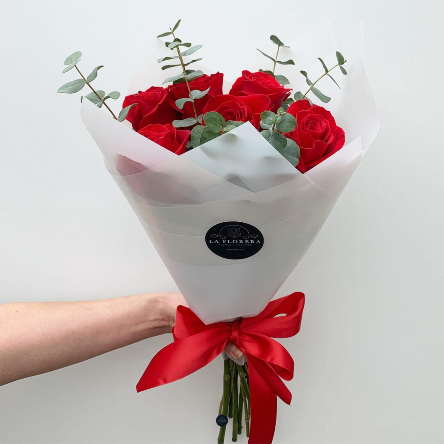 RAMO DE 6 ROSAS ROJAS Y EUCALIPTO