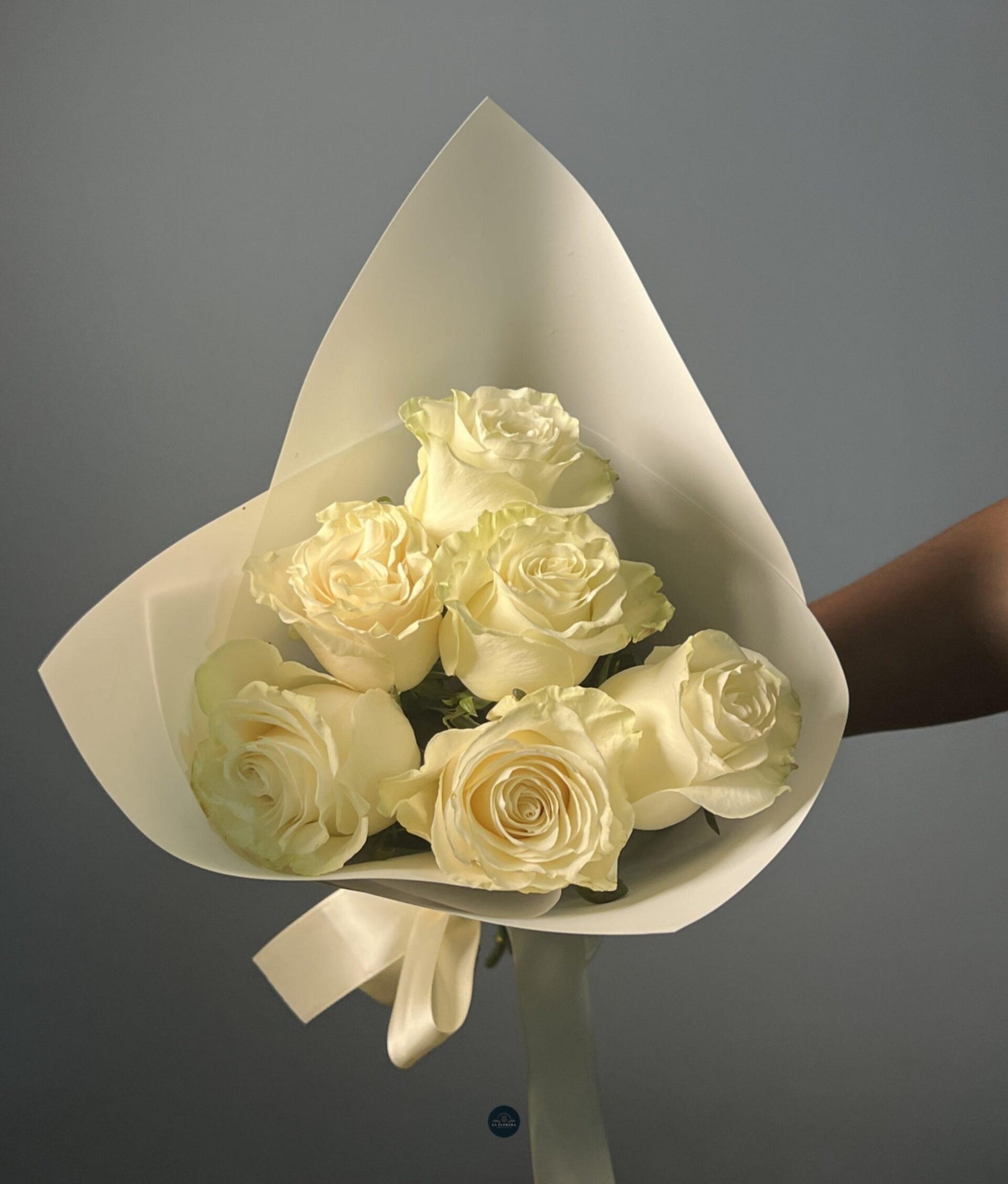 RAMO DE ROSAS BLANCAS 6 VARA