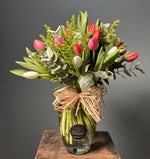 FLORERO 40 TULIPANES CON SOLIDAGO Y EUCALIPTO