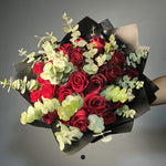 RAMO DE 24 ROSAS ROJAS Y EUCALIPTO