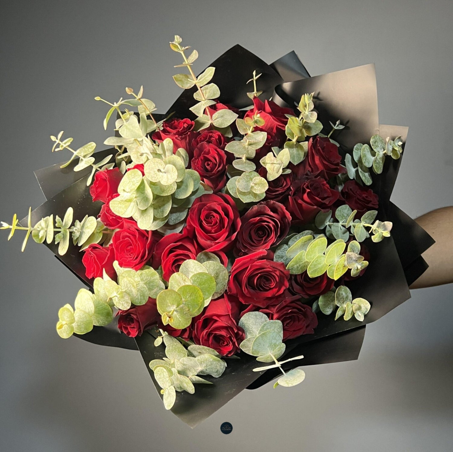 RAMO DE 24 ROSAS ROJAS Y EUCALIPTO