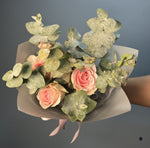 RAMO DE ROSAS ROSADAS 3 VARAS Y EUCALIPTO