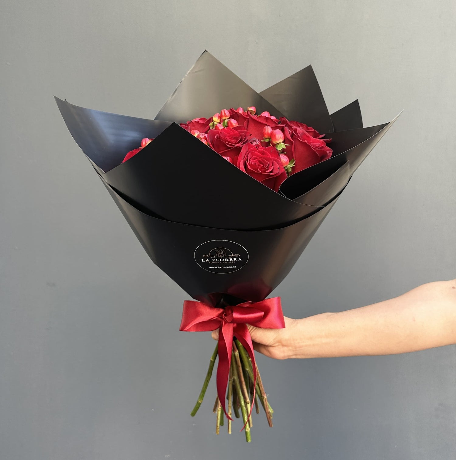 RAMO DE ROSAS ROJAS CON HIPERICUM MEDIANO