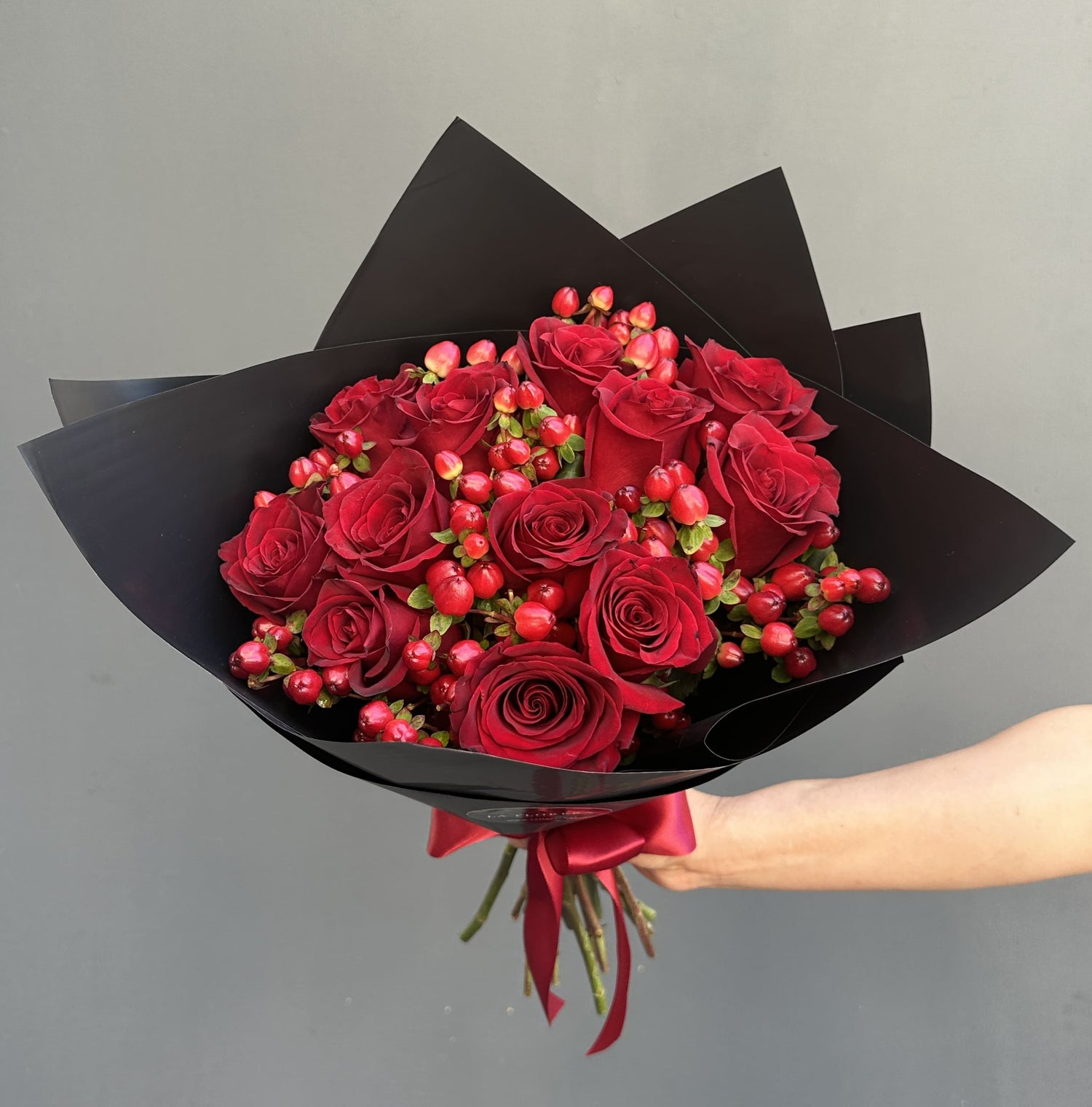 RAMO DE ROSAS ROJAS CON HIPERICUM MEDIANO