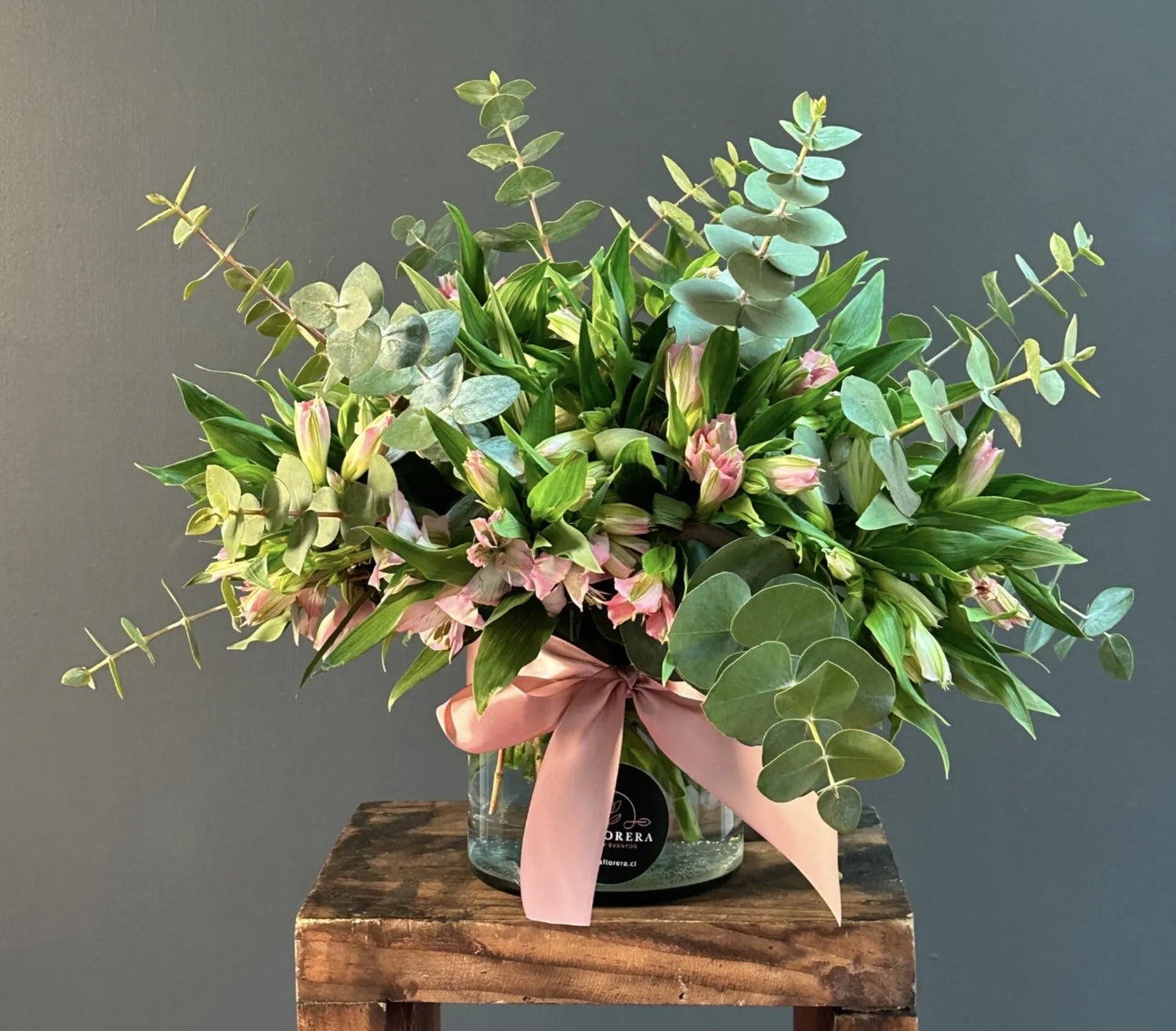 FLORERO ALSTROEMERIAS ROSADAS Y FOLLAJES VERDES