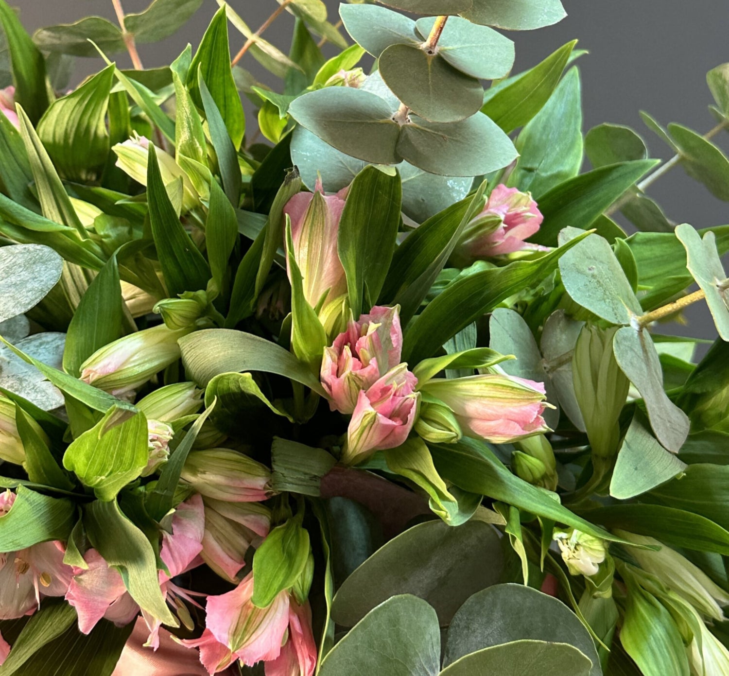 FLORERO ALSTROEMERIAS ROSADAS Y FOLLAJES VERDES