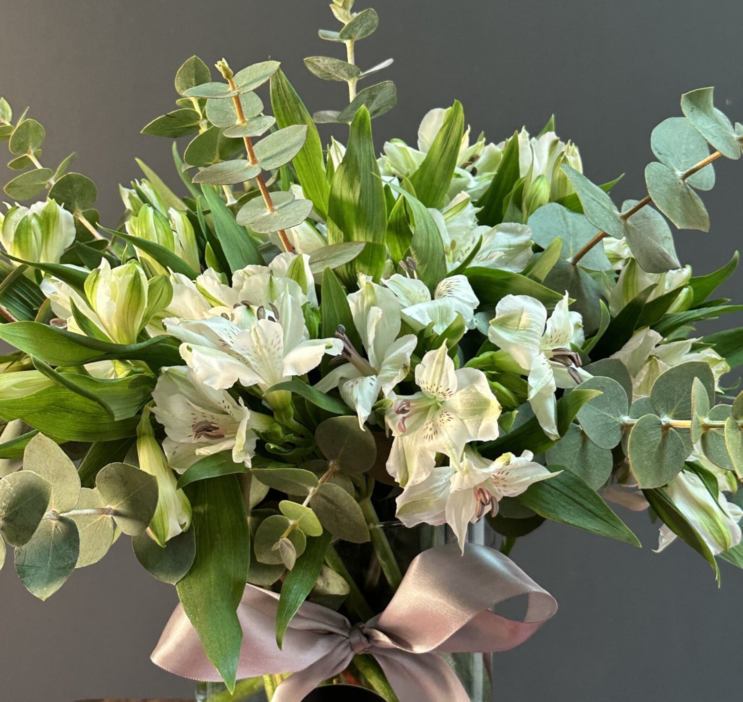 FLORERO ALSTROEMERIAS BLANCAS Y FOLLAJES VERDES