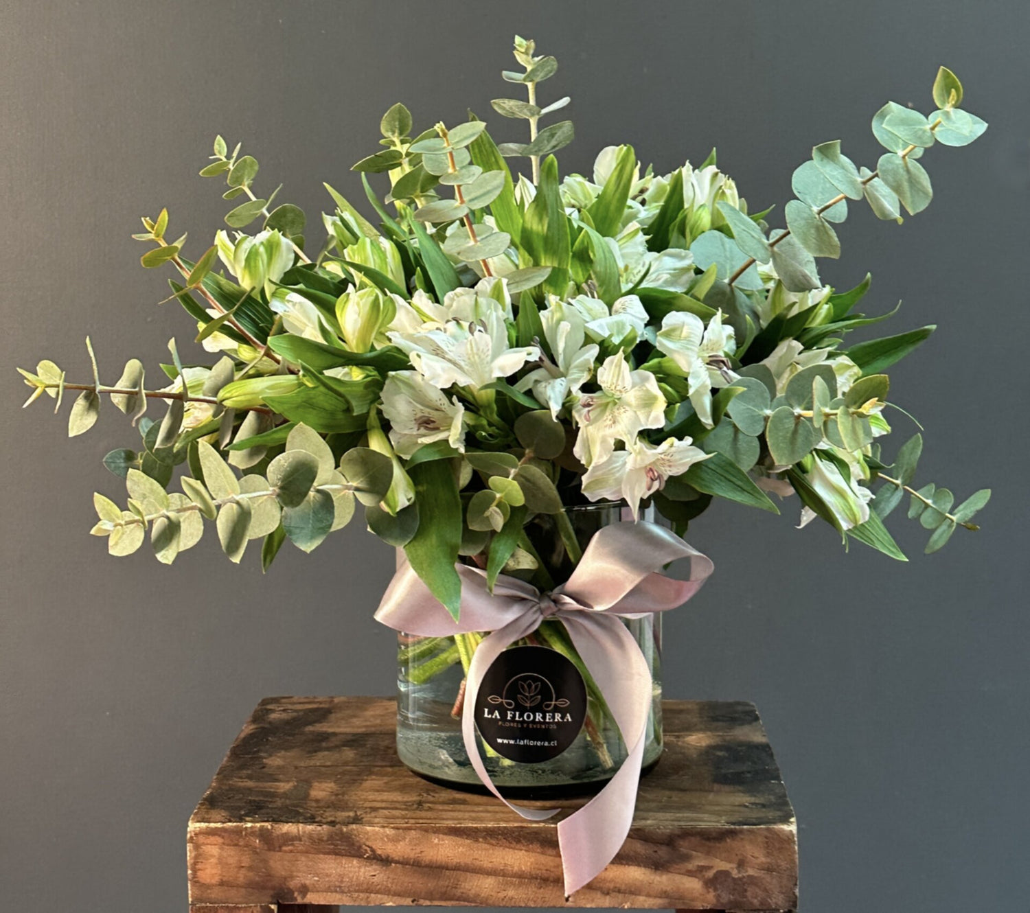 FLORERO ALSTROEMERIAS BLANCAS Y FOLLAJES VERDES