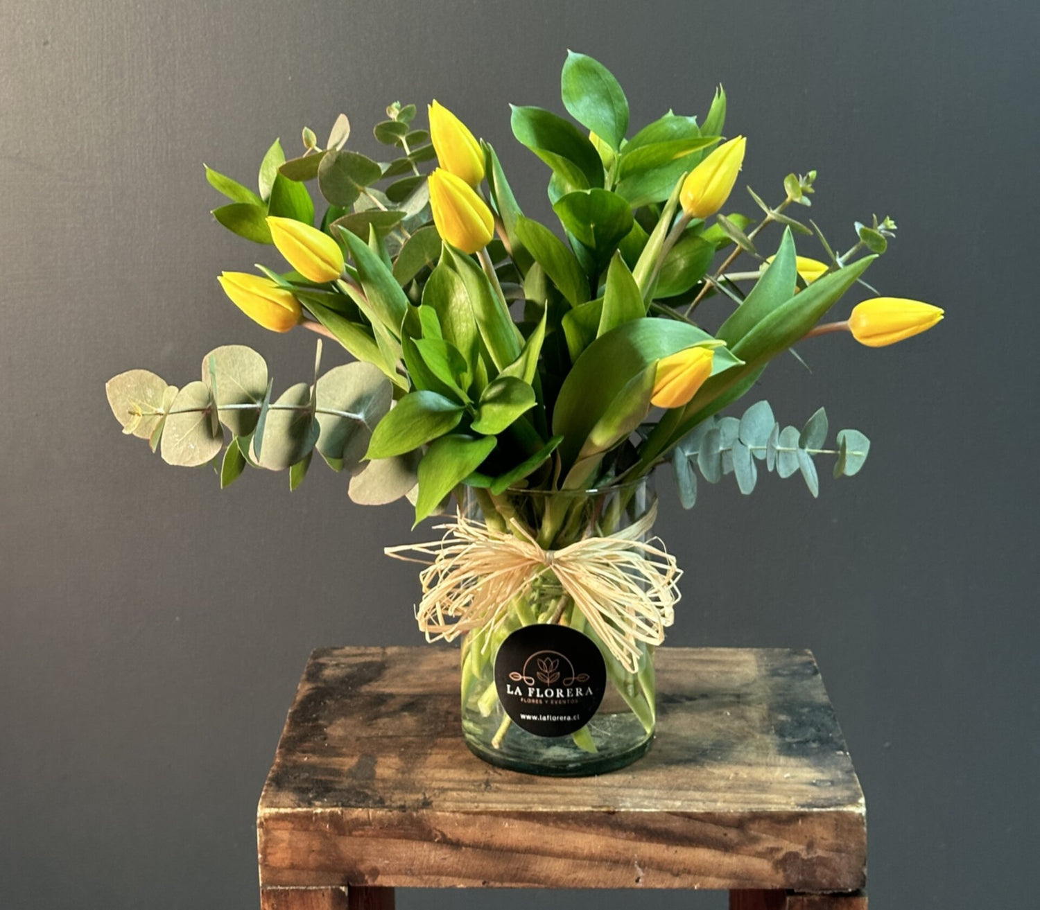 FLORERO TULIPANES AMARILLOS Y FOLLAJES VERDES