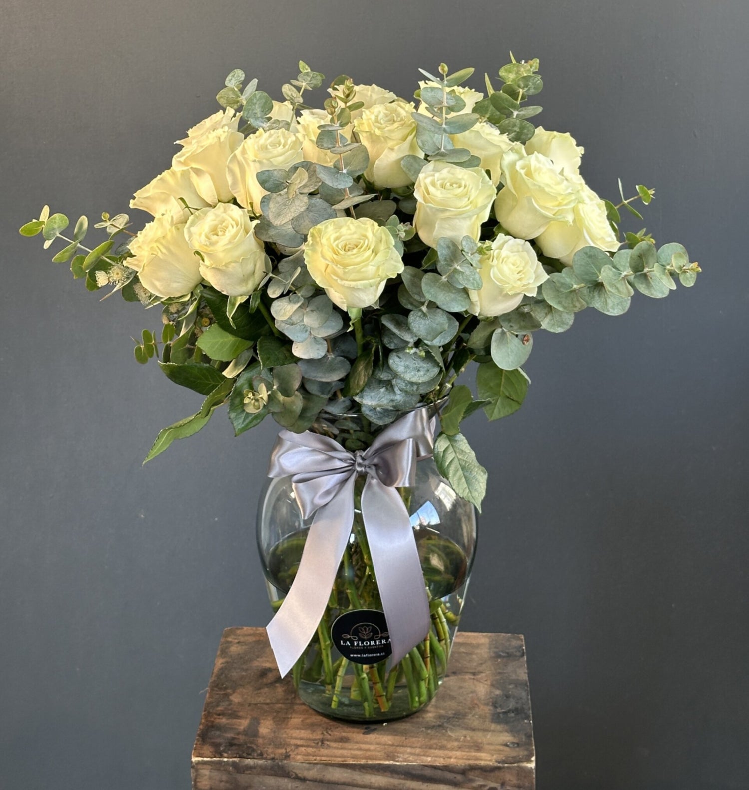 FLORERO 24 ROSAS BLANCAS Y EUCALIPTO