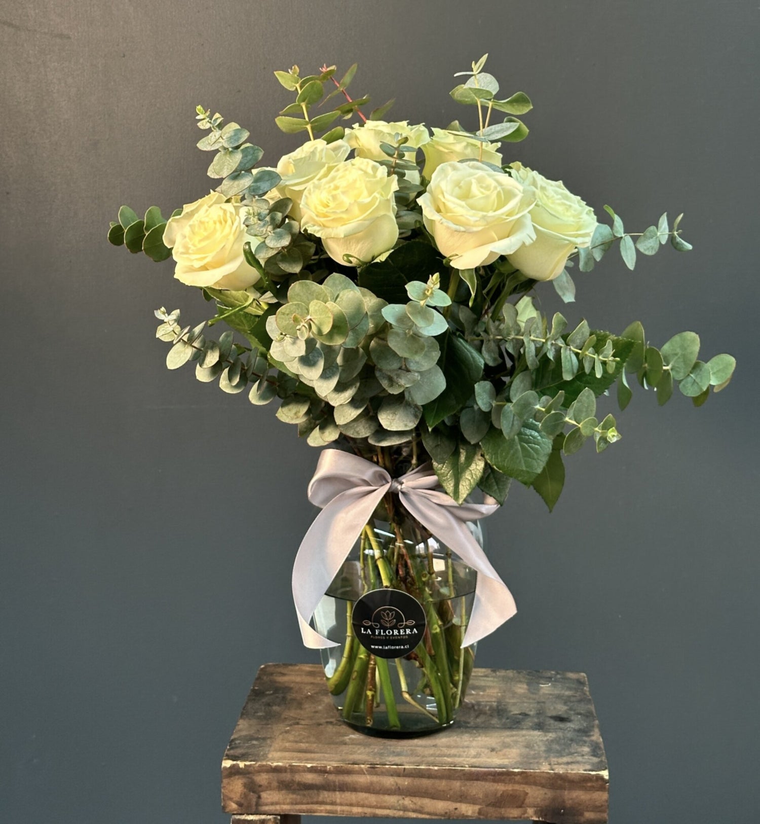 FLORERO 12 ROSAS BLANCAS Y EUCALIPTO