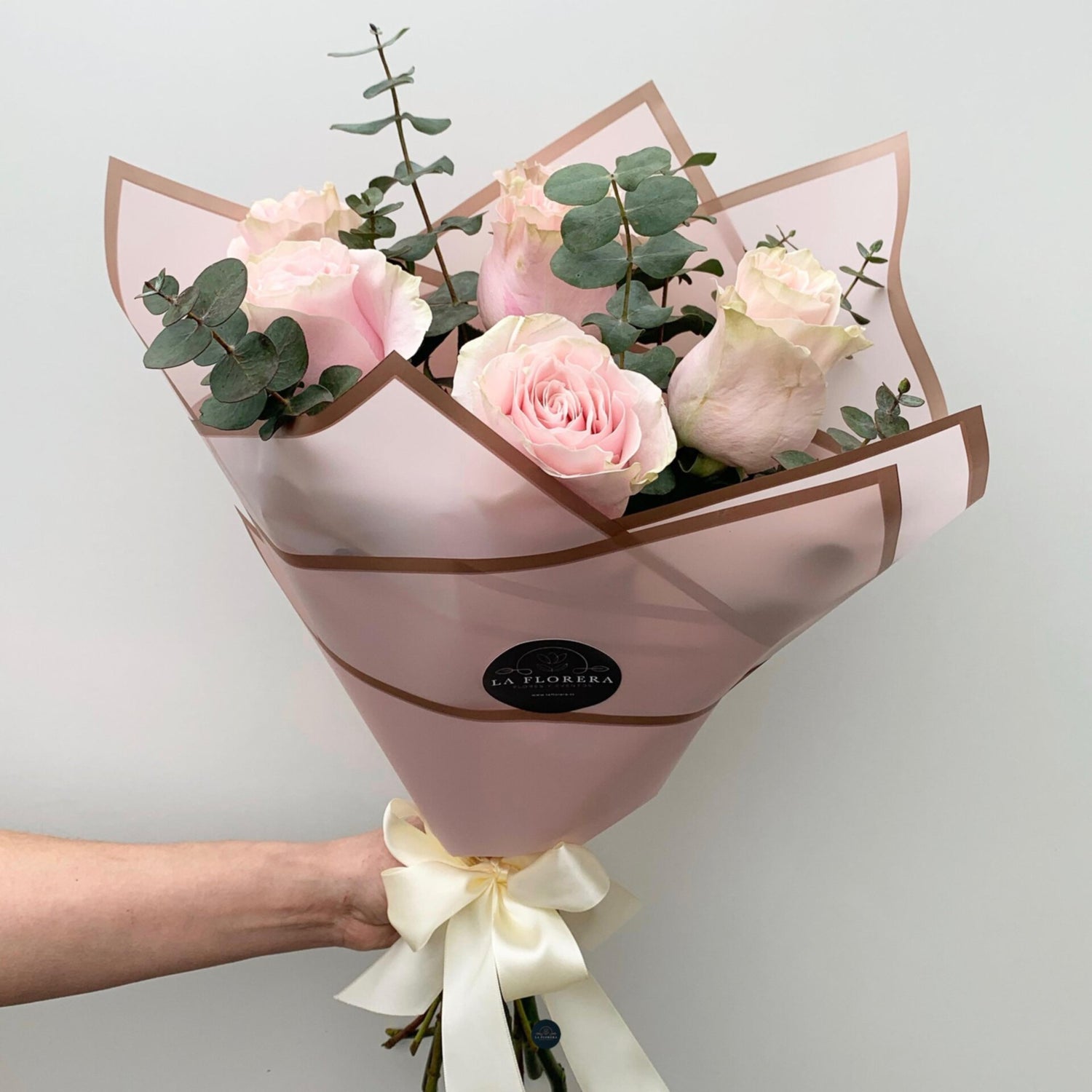 RAMO DE 6 ROSAS ROSADAS Y EUCALIPTO