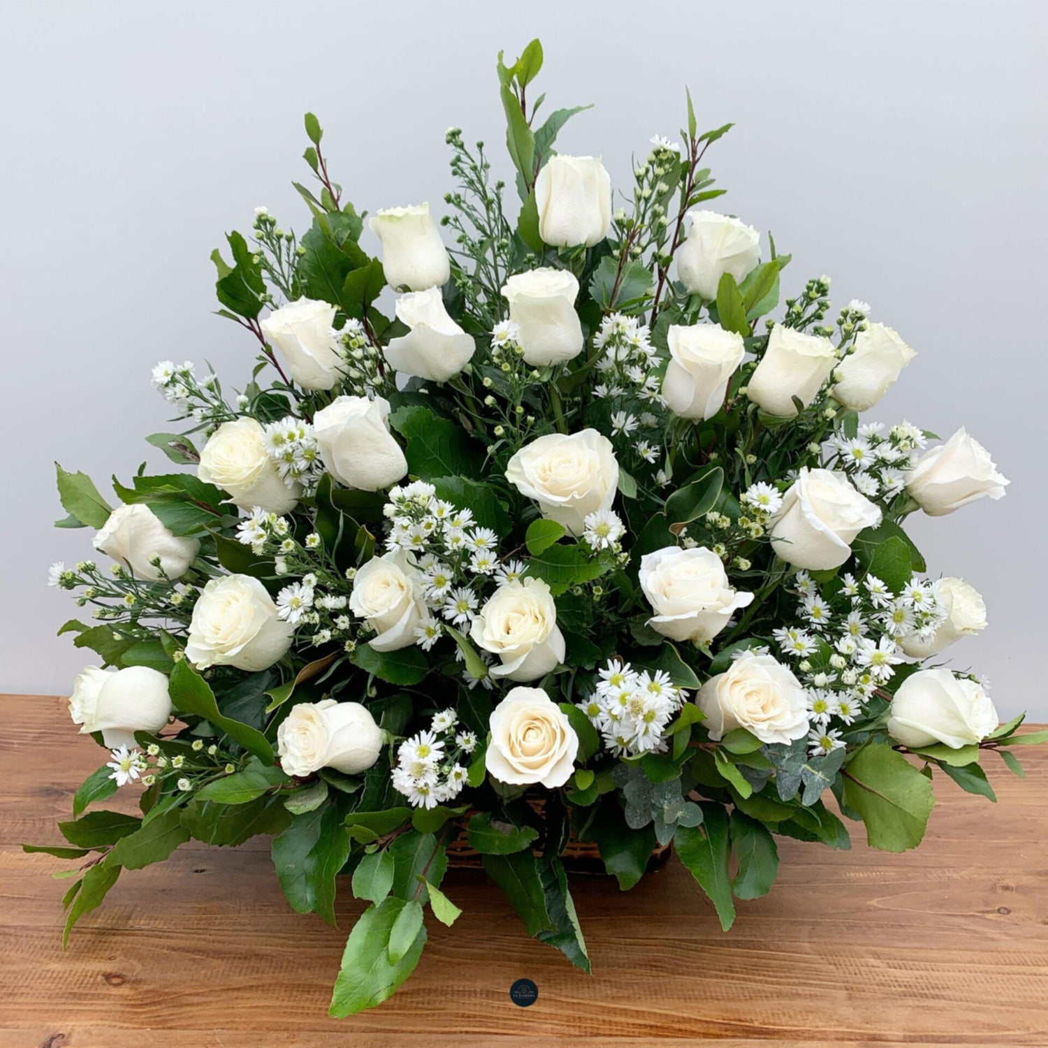 CANASTO PIE DE URNA 25 ROSAS BLANCAS