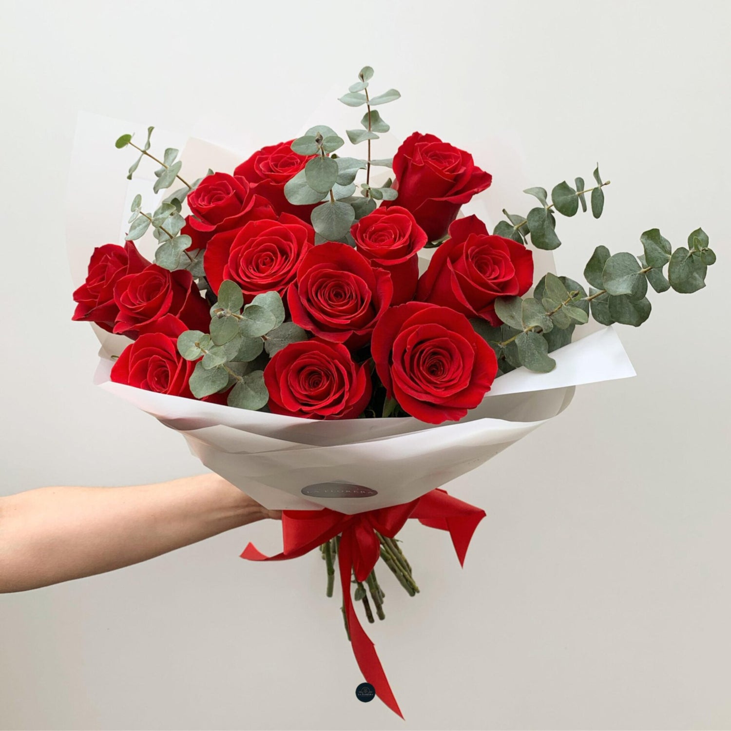 RAMO DE 12 ROSAS ROJAS Y EUCALIPTO