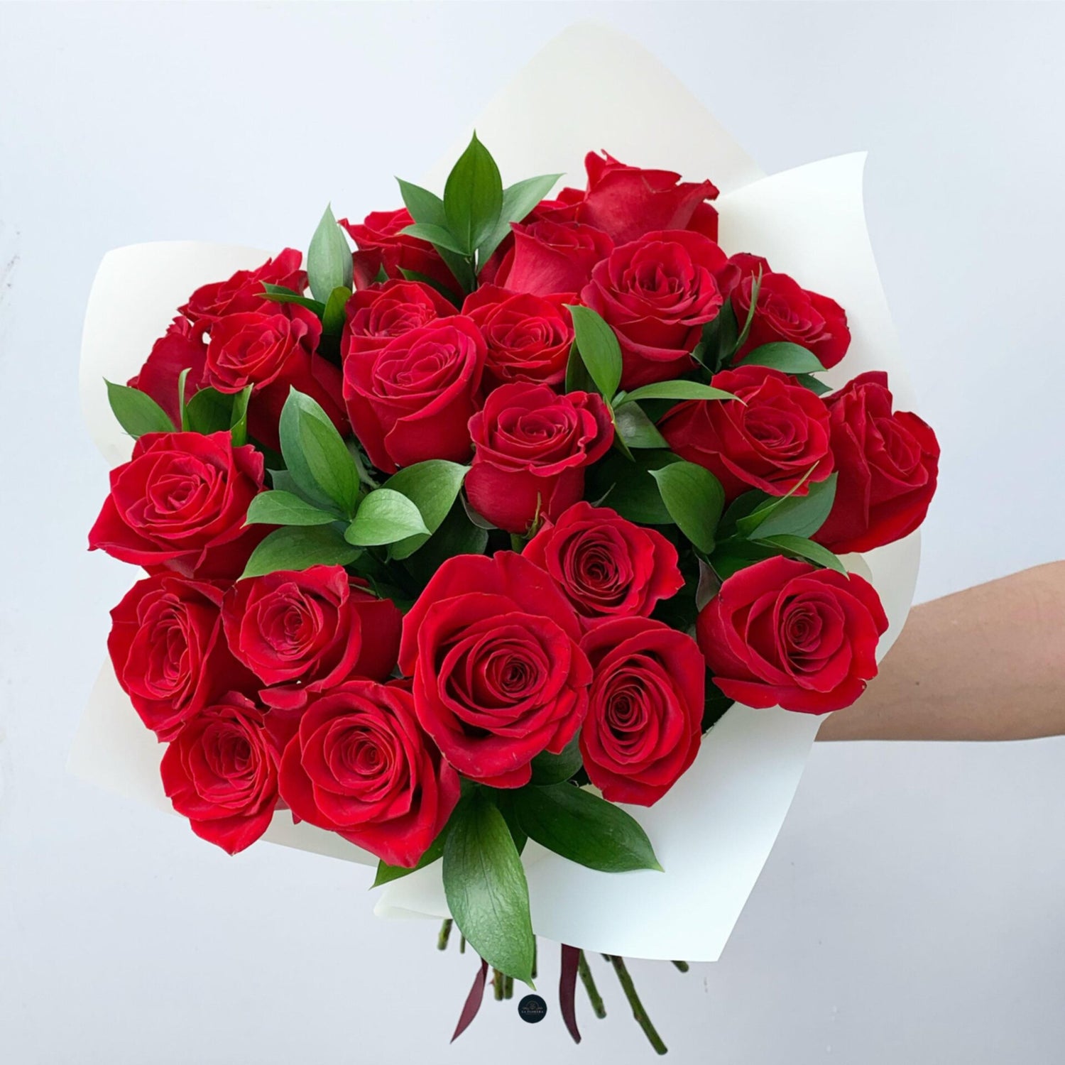 RAMO DE ROSAS ROJAS 24 VARAS CON RUSCUS