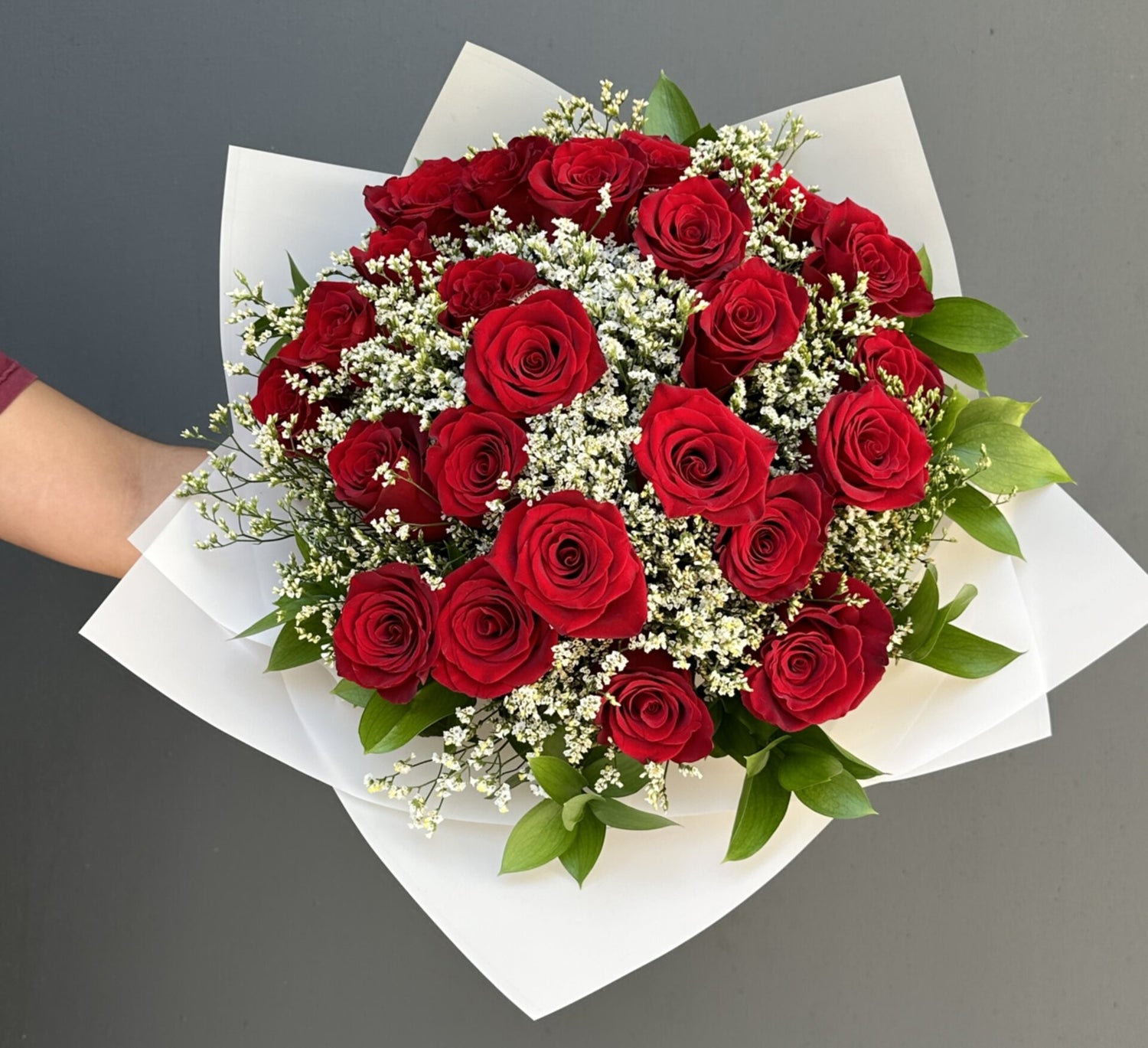 RAMO DE 24 ROSAS ROJAS Y LIMONIUM