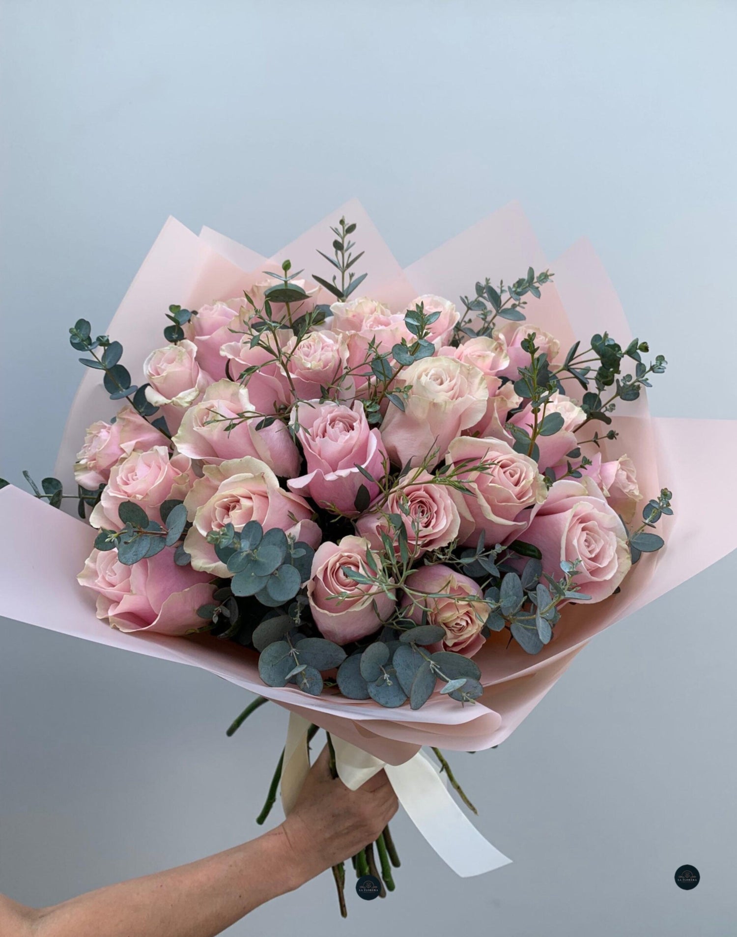 RAMO DE 24 ROSAS ROSADAS Y EUCALIPTO