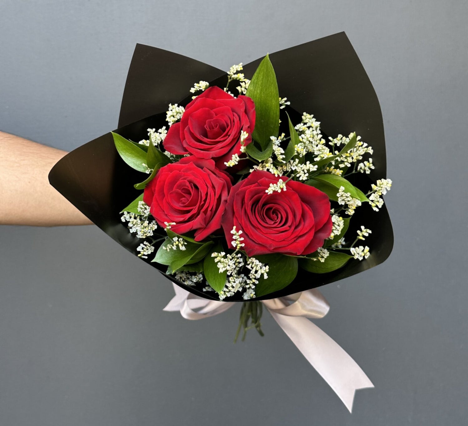 RAMO ROSAS ROJAS 3 VARAS Y LIMONIUM