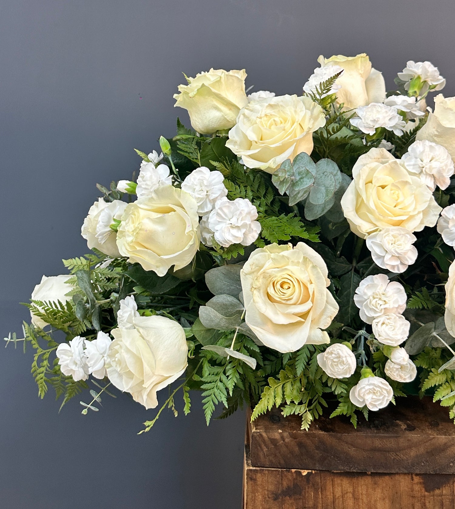 CUBRE URNA 25 ROSAS BLANCAS