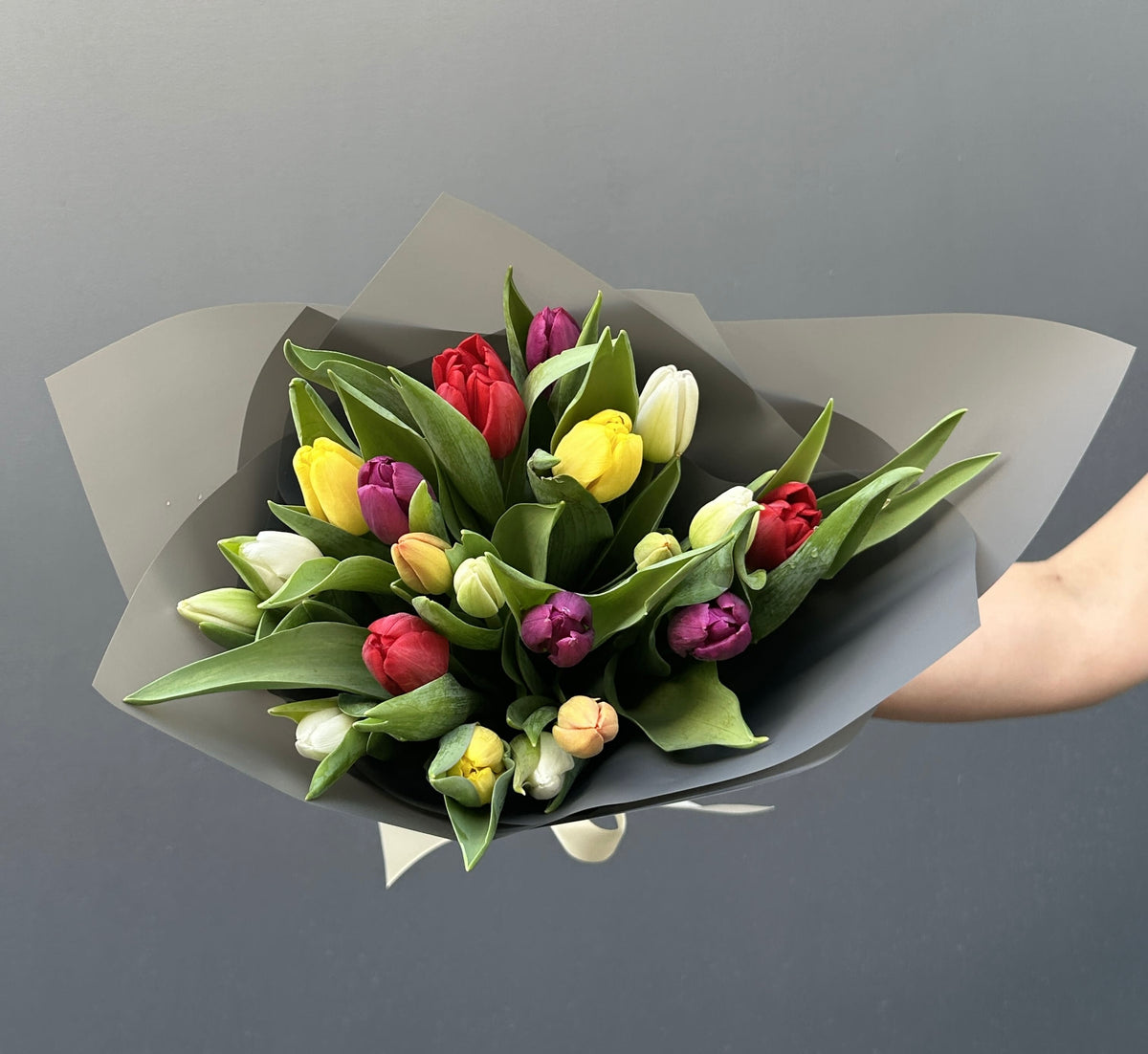 Ramo de Tulipanes Naranjos y Lisianthus Mix – Frescura y Elegancia para Regalar