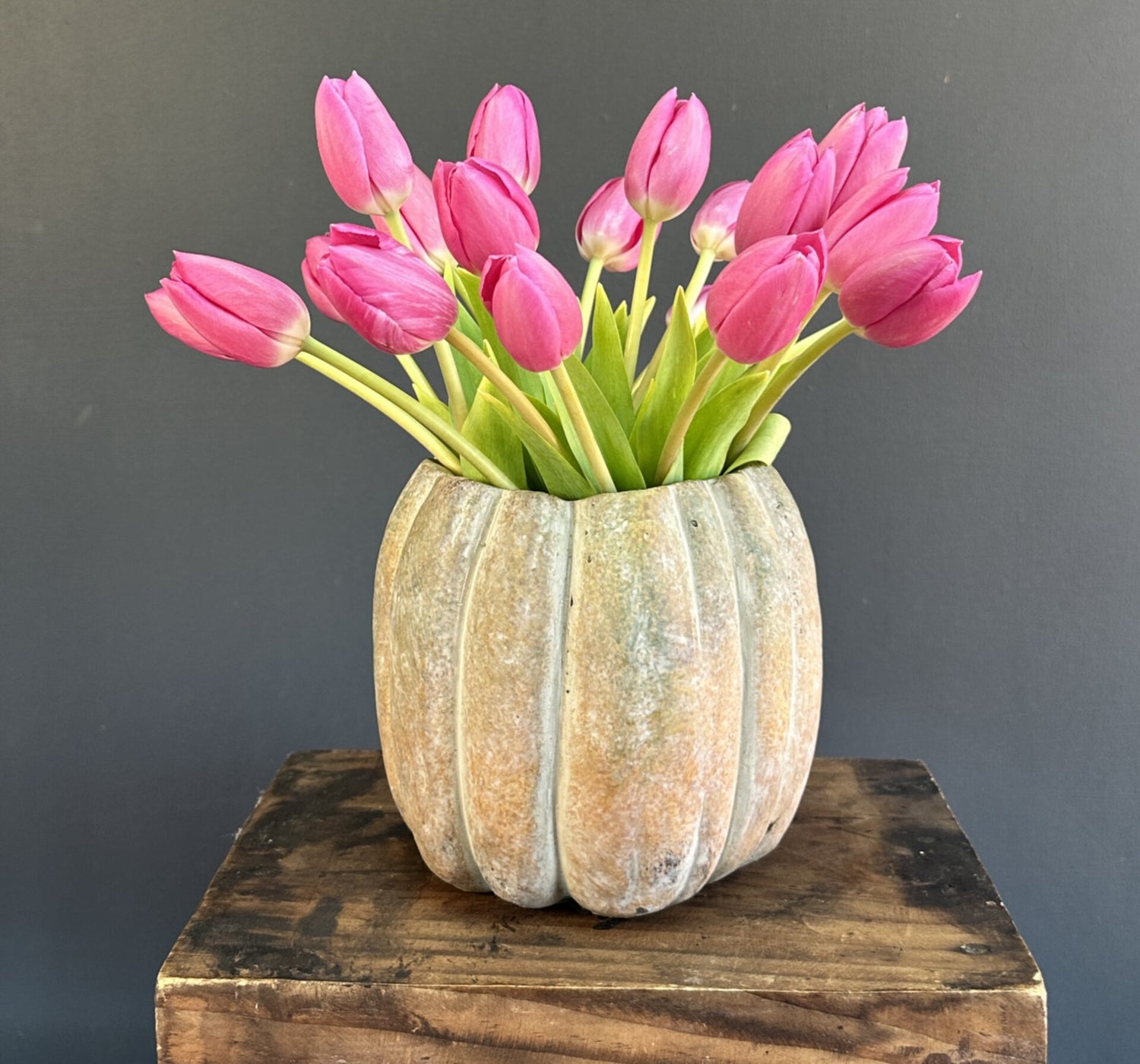MACETA CON TULIPANES ROSADOS