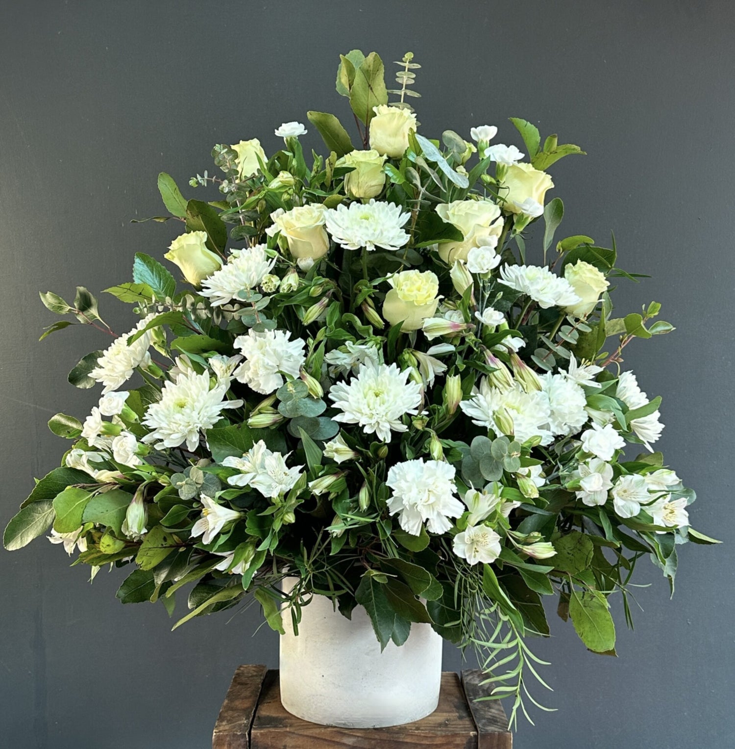 FLORERO PIE DE URNA FLORES BLANCAS