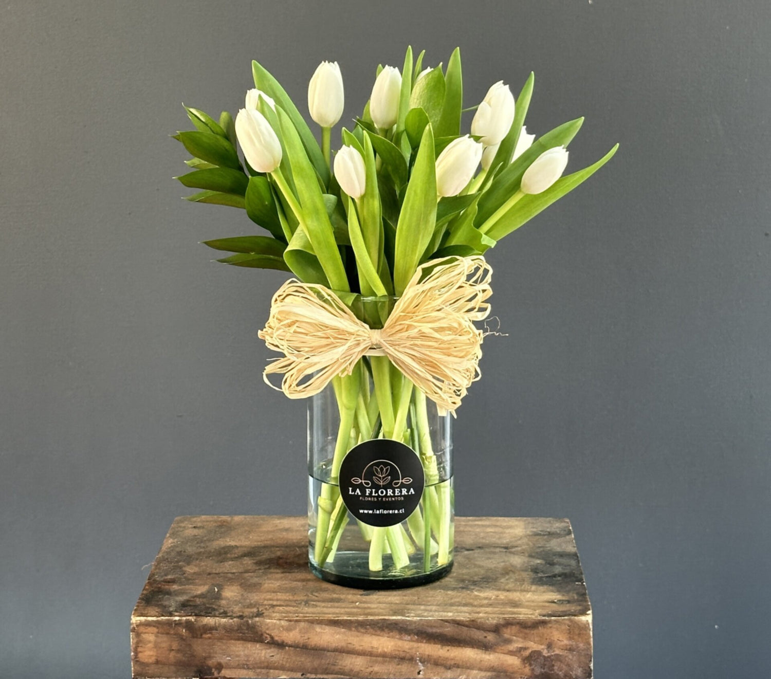 FLORERO CON TULIPANES BLANCOS 10 VARAS