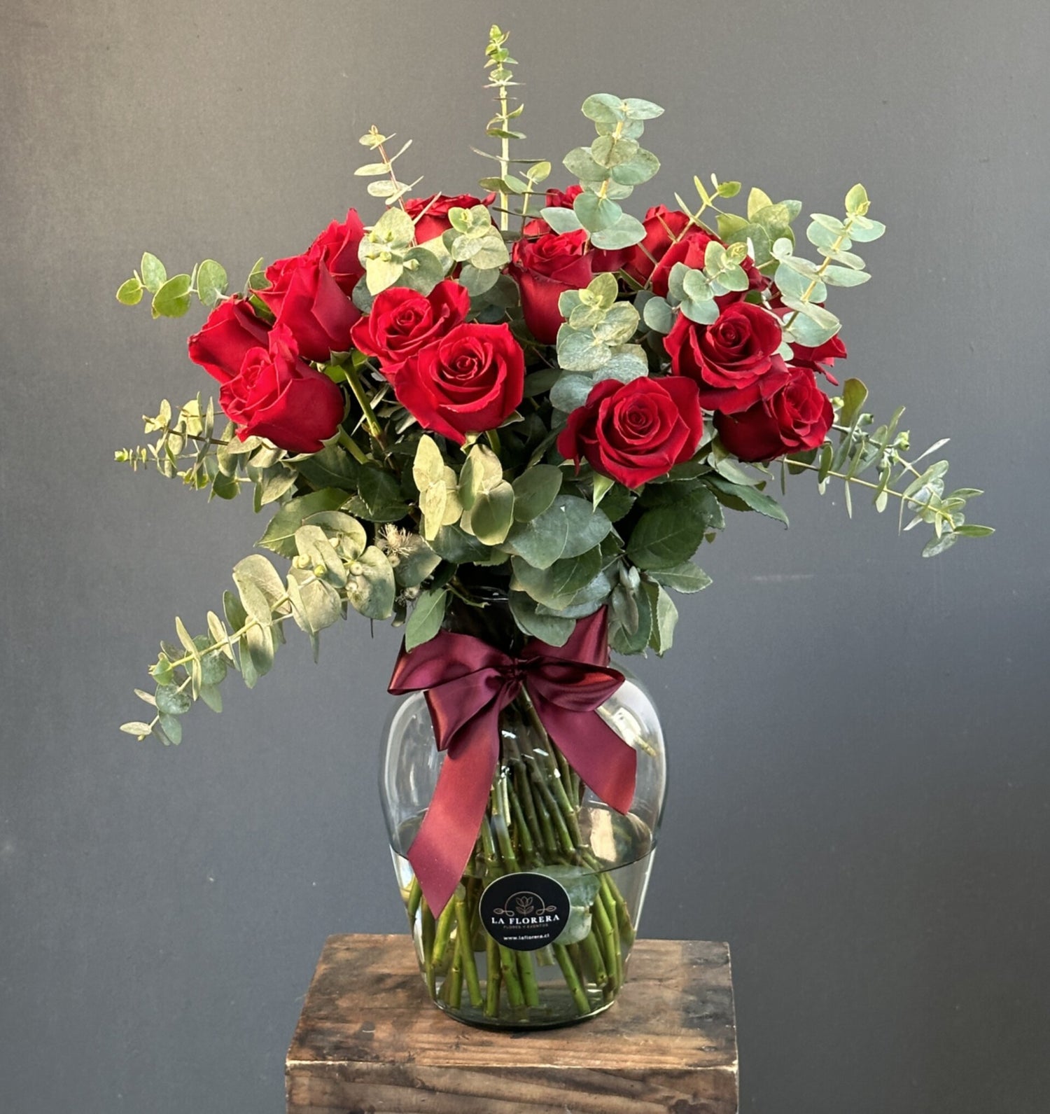 FLORERO 24 ROSAS ROJAS Y EUCALIPTO