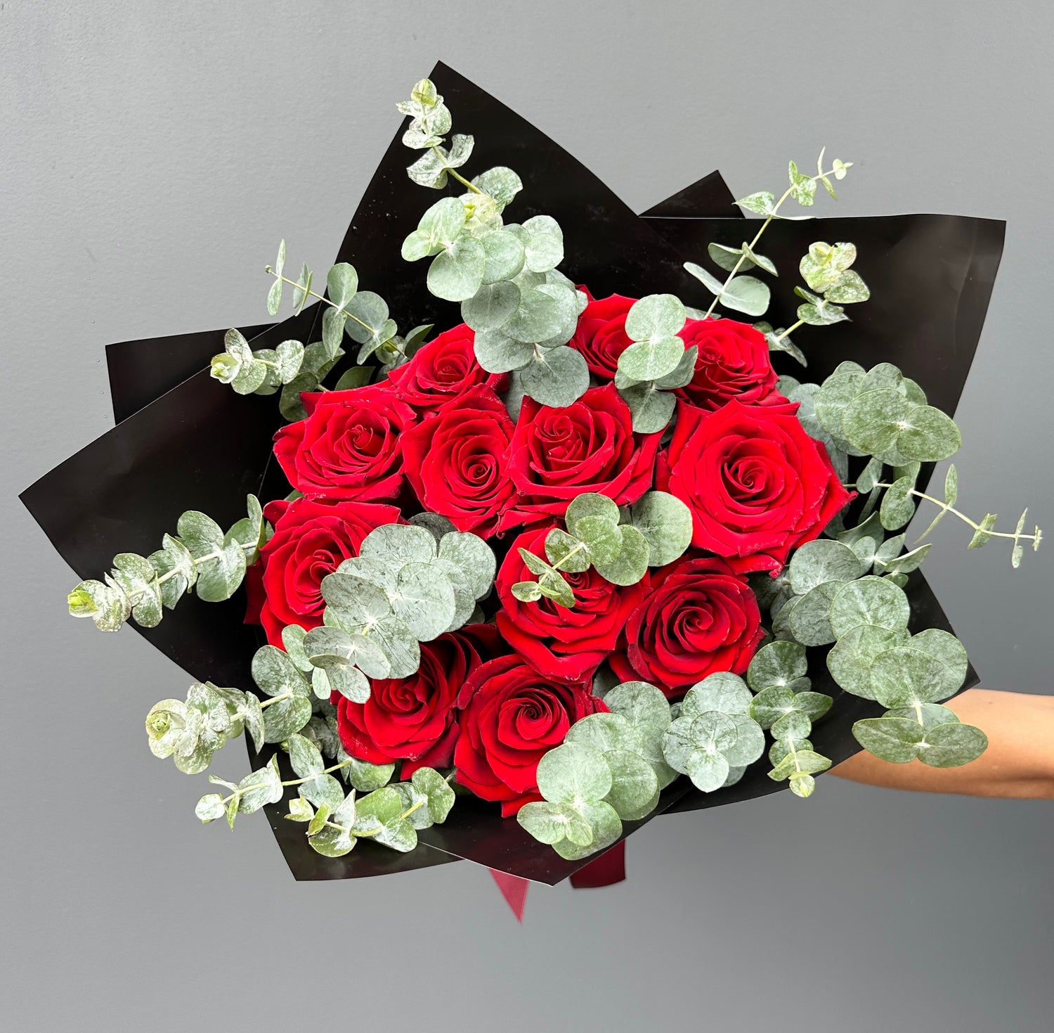 RAMO DE 12 ROSAS ROJAS Y EUCALIPTO