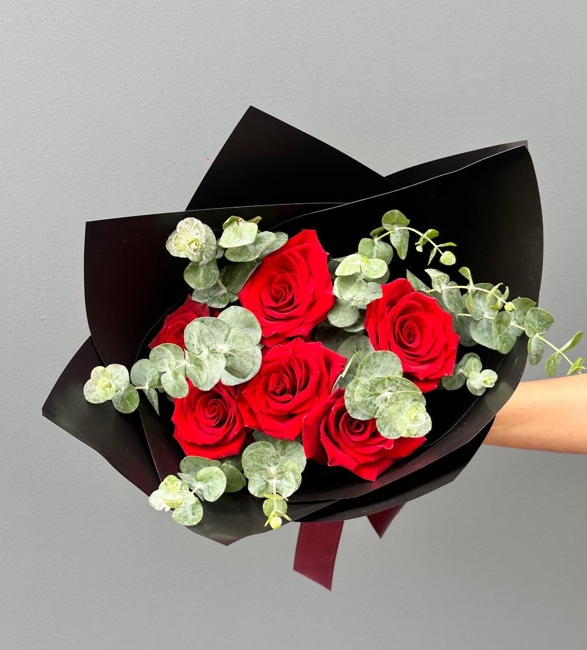 RAMO DE 6 ROSAS ROJAS Y EUCALIPTO