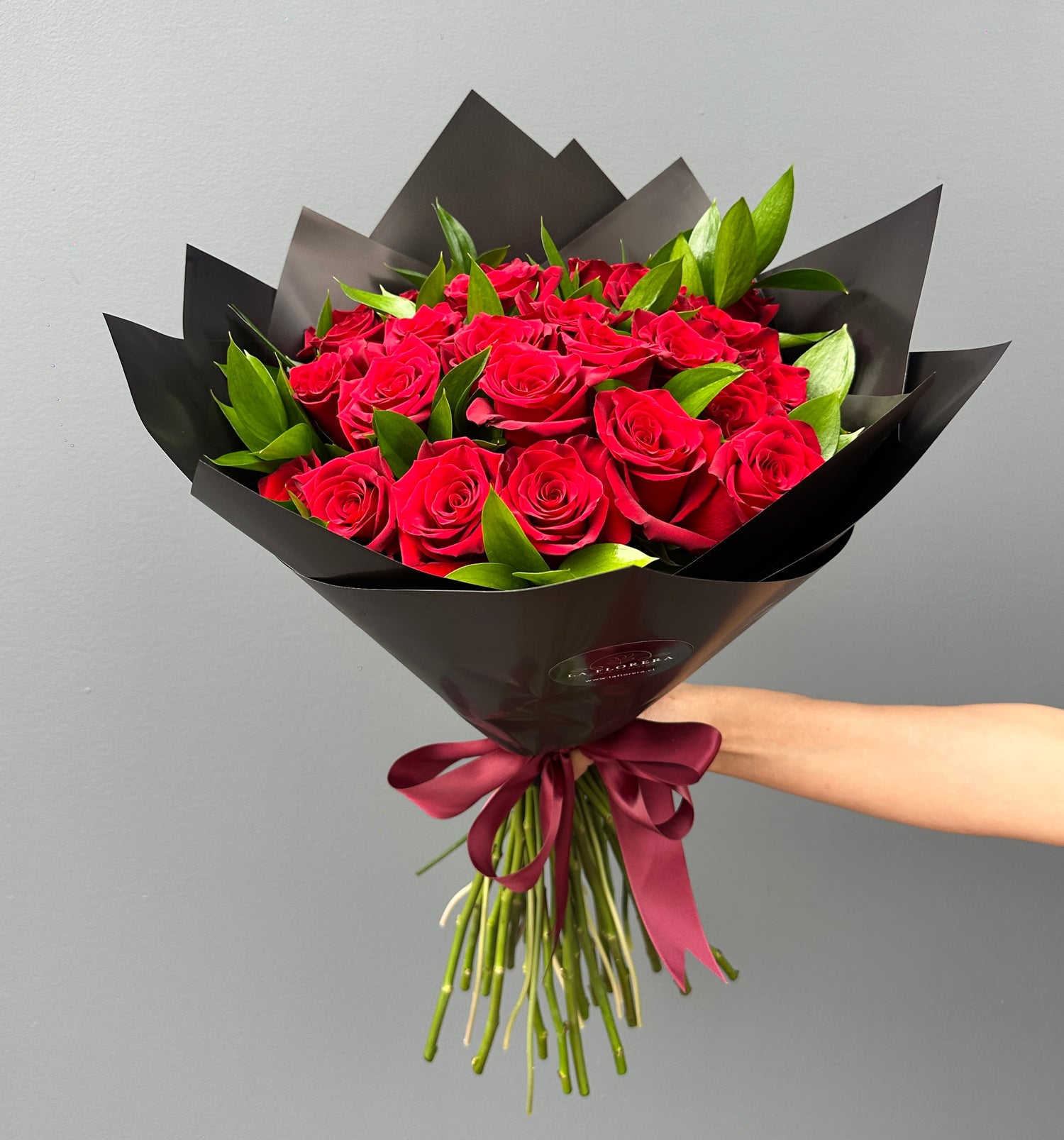 RAMO DE ROSAS ROJAS 24 VARAS CON RUSCUS