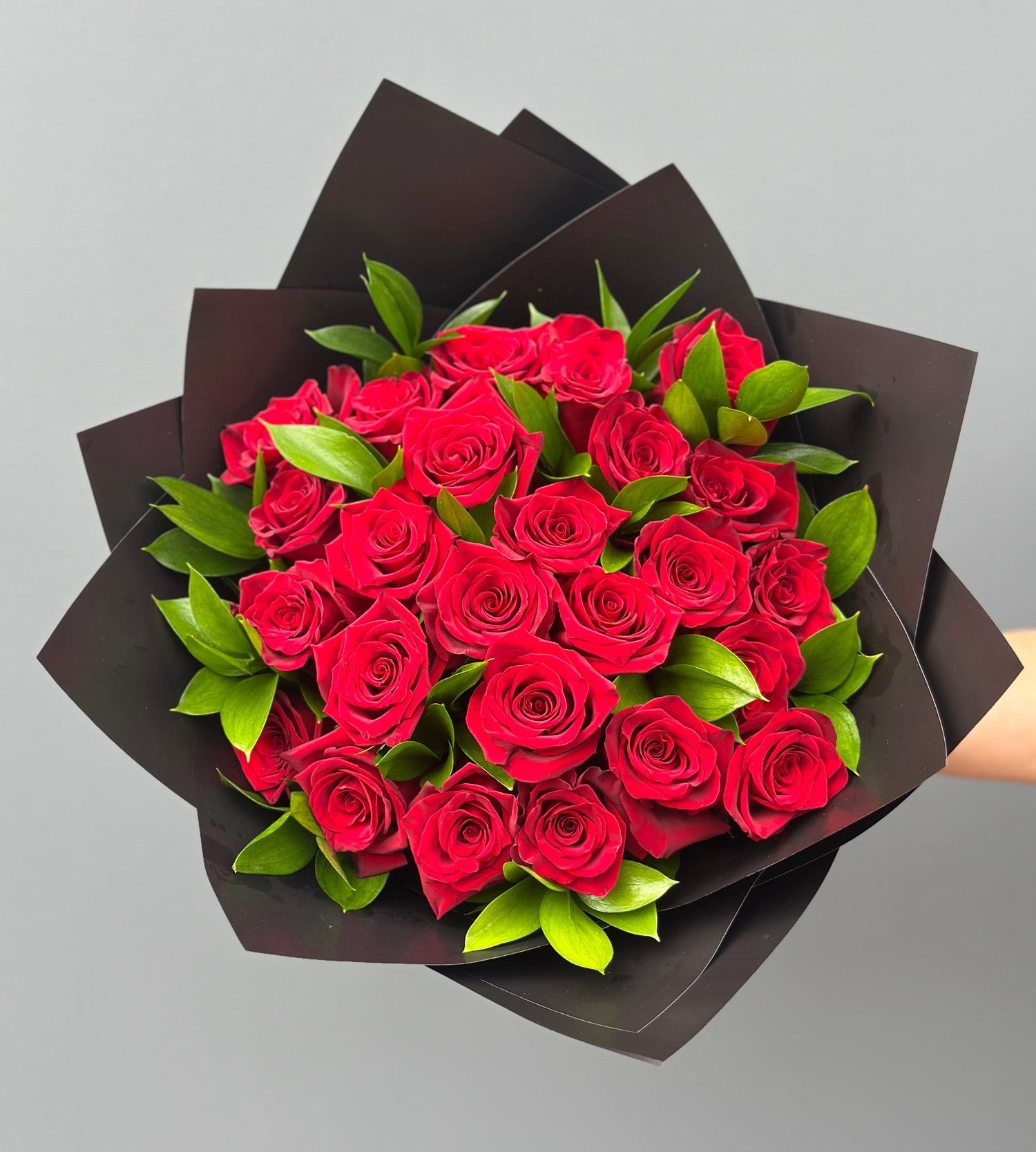 RAMO DE ROSAS ROJAS 24 VARAS CON RUSCUS