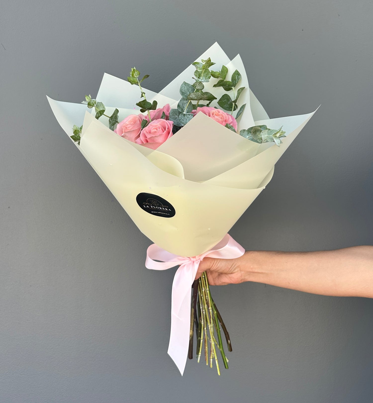 RAMO DE 6 ROSAS ROSADAS Y EUCALIPTO