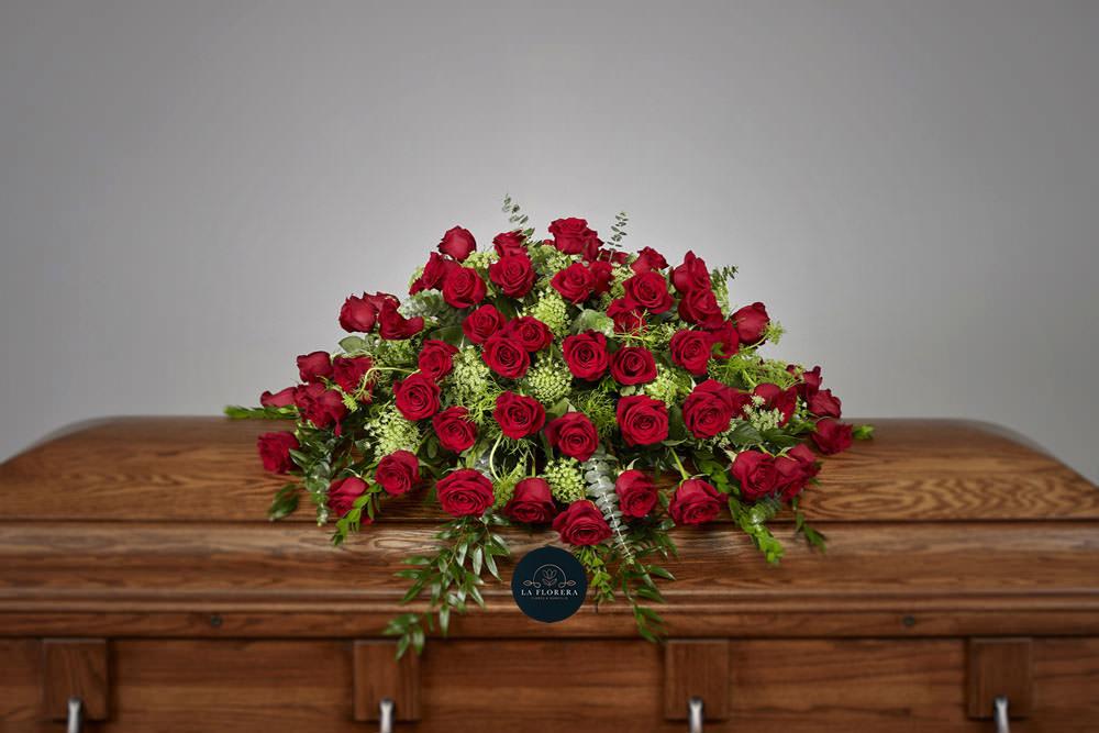CUBRE URNA 50 ROSAS ROJAS Y FOLLAJE